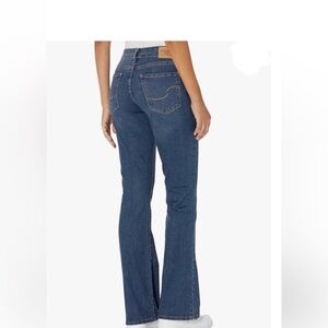 Levi’s Signature Modern Boot Cut Jeans
Size: 12M (W31 L32)

Classic